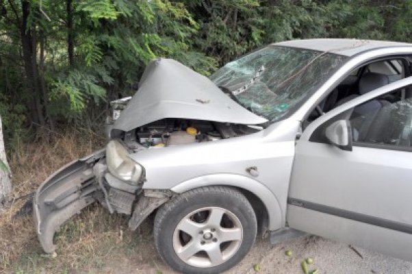 A intrat cu mașina în copac: două persoane au fost rănite!